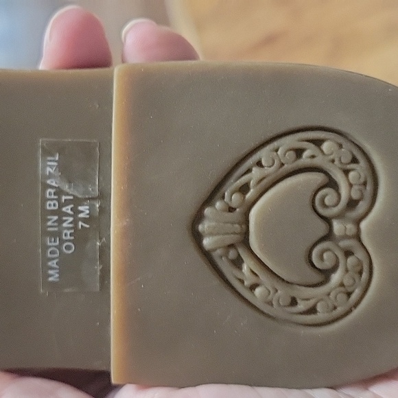 Brighton Sz7 Women's Tan Sandals Silver tone bird, scrollwork, floral emblem - Picture 6 of 7